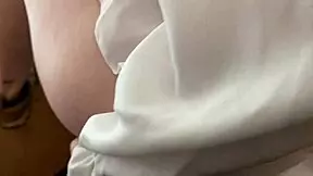 熱いメイドがクイックバックスタイルセッションで俺をファックできなかった