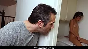 aasialainen tyttö leikkii isolla dildolla, hänen pieni 18+ vartalo tiukasti ympärillä - thinasian