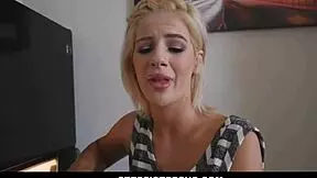 Bella Rose, ta majhna 18+ blondinka pastorka, jo jebe pastorek v kuhinji in spalnici