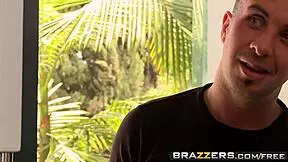 Adolescente 18+ Jessie Andrews și Lexi Belle sug pula mare a lui Keiran Lee dur