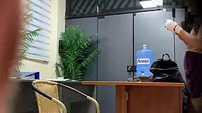 universitaria nataly haciendo practicas de derecho en la facultad de u catolica de chile camara espia.