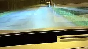 Pov jebanje bujne blondinkine tesne pičke v avtu, cum na obraz