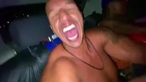 famosinha leaves party with new guys for a ride