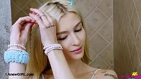 Szép szőke zuhanyozik