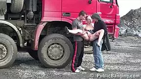 majhna 18+ blondinka vročica dobi jebano v javnem trojčku z dvema tipoma na gradbišču, sesa kurca in dobi pičko tolčeno na prostem