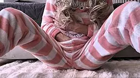 ASIAN TEEN FINGERS HAIRY PUSSY FOR SQUIRT ORGASM CLOSE UP!