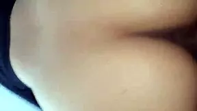 かわいいラティーナ義妹の初めてのアナル冒険：寮で騎乗とバック