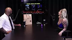 Loira mostra os peitos depois de falar que se estressou com ator na cena � atriz de fetiche n�o gosta de sexo anal e o jogo do mama senta ou passa - julia fontanelli watch on sheer red