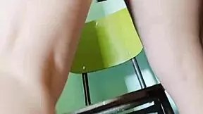 veo a mi cunada masturbandose con un consolador muy grueso teniendo varios orgasmos y con el cono hinchado y agarro su dildo y me lo meto tambien en mi cono