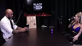 Loira mostra os peitos depois de falar que se estressou com ator na cena � atriz de fetiche n�o gosta de sexo anal e o jogo do mama senta ou passa - julia fontanelli watch on sheer red