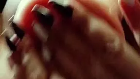 veo a mi cunada masturbandose con un consolador muy grueso teniendo varios orgasmos y con el cono hinchado y agarro su dildo y me lo meto tambien en mi cono