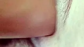 veo a mi cunada masturbandose con un consolador muy grueso teniendo varios orgasmos y con el cono hinchado y agarro su dildo y me lo meto tambien en mi cono