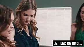 야생 밀프 선생님들이 직장에서 스트랩온으로 작은 레즈비언들 드릴해요