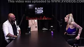 Loira mostra os peitos depois de falar que se estressou com ator na cena � atriz de fetiche n�o gosta de sexo anal e o jogo do mama senta ou passa - julia fontanelli watch on sheer red