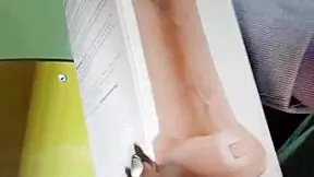 veo a mi cunada masturbandose con un consolador muy grueso teniendo varios orgasmos y con el cono hinchado y agarro su dildo y me lo meto tambien en mi cono