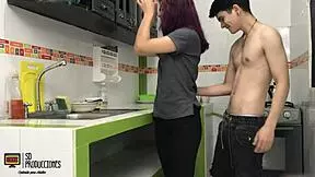 que buena follada me da mi hermanastro en la cocina