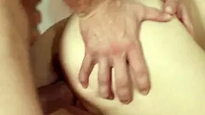 엉덩이에 오일 문지르니 흥분돼