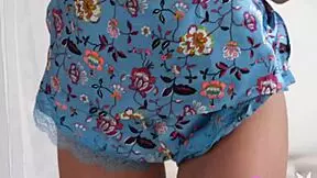 Elsa Jean poses curvy, Riley Anne exposes! 😍