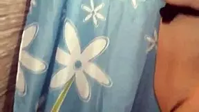 el vecino me encuentra masturbándome y el muy sádico se viene en mi boca