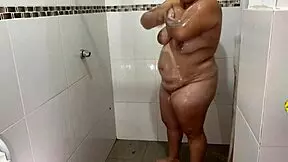 이웃이 목욕하고 몰래카메라로 자위해