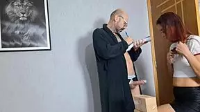 I saw the perverted grandpa flash his cock to the delivery girl.