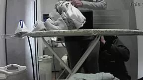 Rozpaczliwa gospodyni domowa ma orgazm podczas ostrego ruchania cipki w domu