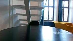 Agresivni dostavljalec me trdo jebal, ker nisem imela denarja