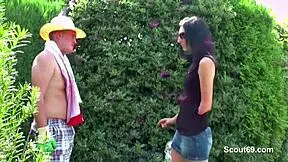 Vater fickt seine stief-tochter im garten fuer taschengeld