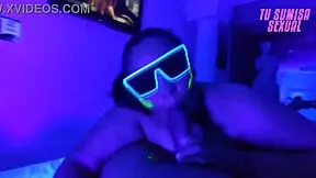 Soy la hijastra mas sumisa dando mamada profunda en cuarto neon, choking and gagging 😈💦