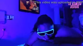 Soy la hijastra mas sumisa dando mamada profunda en cuarto neon, choking and gagging 😈💦