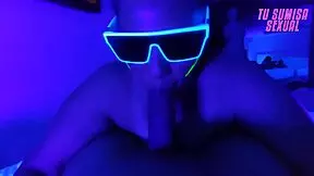 Soy la hijastra mas sumisa dando mamada profunda en cuarto neon, choking and gagging 😈💦