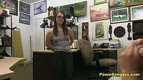 Nerdská brunetka tínedžerka 18+ cucá a šuká za peniaze