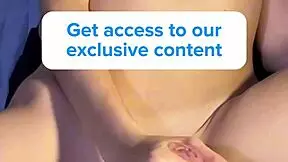 Ze buigt voorover en spreidt grote kont voor hondjesstijl, ik spuit op buik 😈