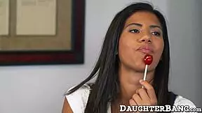 Kancelářský pracovník tvrdě šuká šéfovu teenku v práci