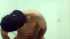 me depilando e ficando tesão no corpo lisinho 😏