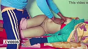 जब वह अकेली सो रही थी तो सौतेले देवर ने उसकी भाभी की चुदाई की