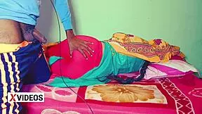 जब वह अकेली सो रही थी तो सौतेले देवर ने उसकी भाभी की चुदाई की