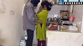 Mi marido me sol prende mientras cocino y me folla bien rico en la cocina