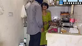 Mi marido me sol prende mientras cocino y me folla bien rico en la cocina