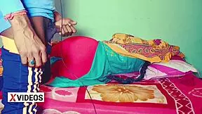 जब वह अकेली सो रही थी तो सौतेले देवर ने उसकी भाभी की चुदाई की