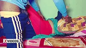 जब वह अकेली सो रही थी तो सौतेले देवर ने उसकी भाभी की चुदाई की