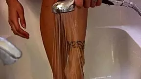 i'm teasin' ya with my feets in tha bathtub, lookin' all cute n sexy