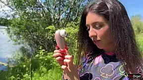 Kumam dvakrat, ko jebem študentko v rit zunaj - ogromen tovor kuma