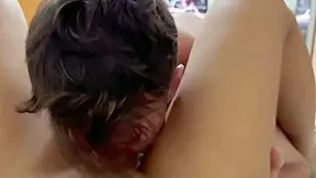 Morena da bunda perfeita levando pau na buceta apertada completo no sheer e red