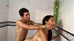 le orde�o su grande tetas a mi hijastro y le fallo