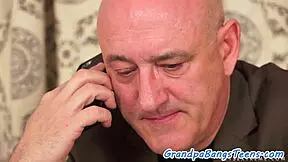 하이힐 신은 청년 할아버지한테 깊게 박혀