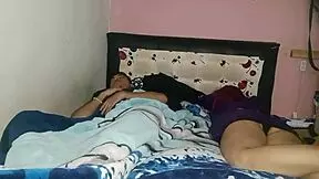 me follo a mi madrastra de tetas grandes naturales culo grande cuando mi padrastro la deja sola