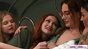 Punatukkainen MILF-anoppi naidaa tyttärenpuolen ja parhaat ystävät