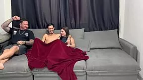 O tio do meu namorado saiu e aproveitamos pra matar o tes�o