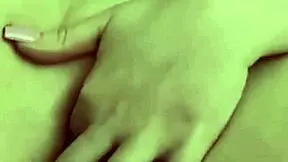 נערה סקסית 18+ מתוקה מראה כוס רטובה צרה בביתי רטרו!